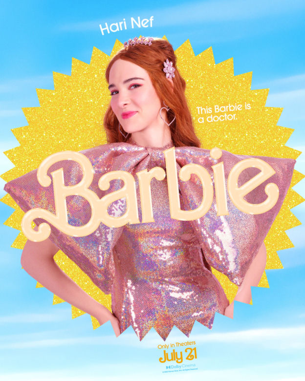Hari Nef jako Barbie lekarka
