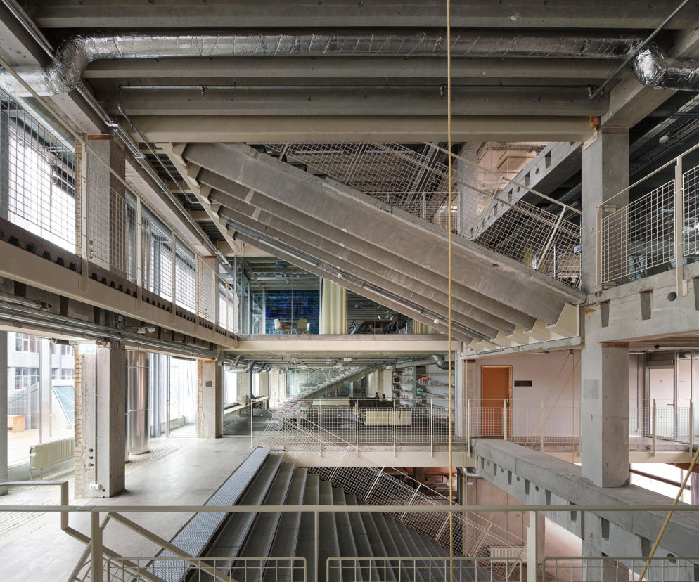 3 | Dzięki przecięciu stropów uzyskano jasną, otwartą przestrzeń. Część wykorzystano do budowy schodów