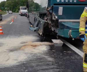 Wypadek w Dąbrowie Górniczej. Zderzenie osobówki z autobusem [ZDJĘCIA]