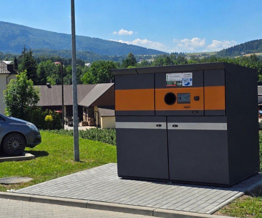 Wolnostojący automat kaucyjny w górskiej miejscowości. O rekordowej liczbie zwrotów butelek dowiesz się z Eską.