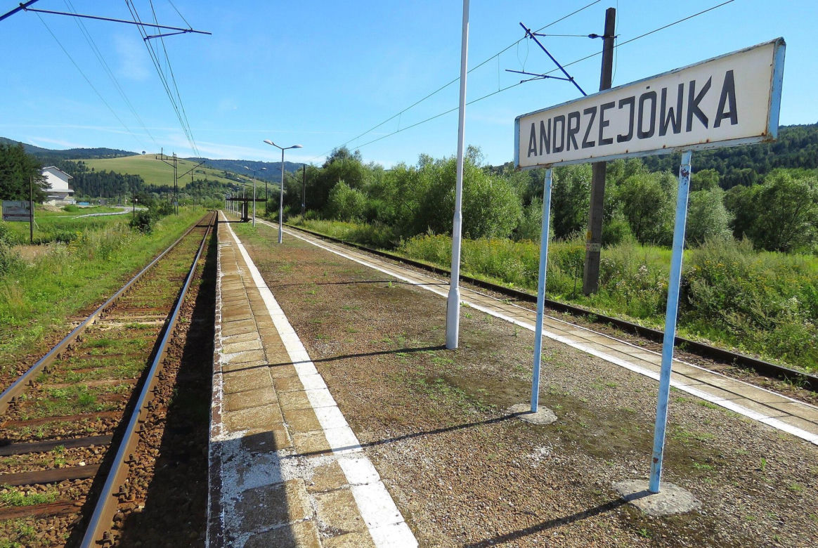 To jedna z najmniejszych małopolskich wsi. Kiedyś król Polski podarował ją biskupowi z Krakowa 