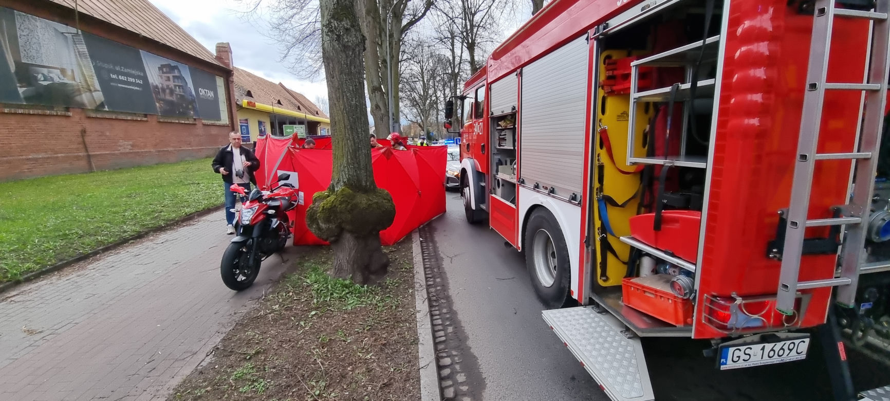 Dramat podczas egzaminu na prawo jazdy w Słupsku. Motocyklista runął na ziemię