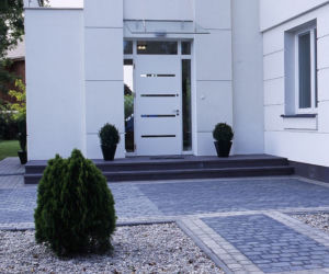 Drzwi zewnętrzne ze świetlikami w stylu modernistycznym