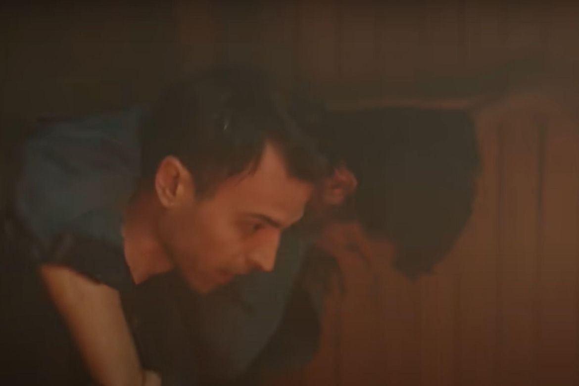 Na miejscu pojawi się Alper, który pomoże Halilowi wyjść 