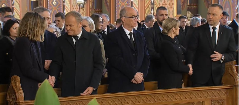 Ksiądz zobaczył, jak Nawrocki i Tusk przekazali sobie znak pokoju w czasie pogrzebu …