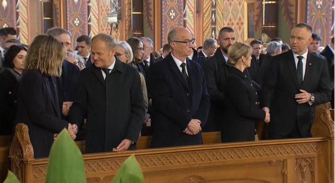 Ksiądz zobaczył, jak Nawrocki i Tusk przekazali sobie znak pokoju w czasie pogrzebu …