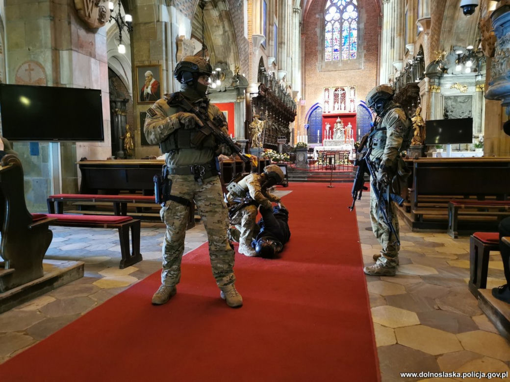 Brawurowa akcja kontrterrorystów na Ostrowie Tumskim. Odbijali zakładników z katedry 