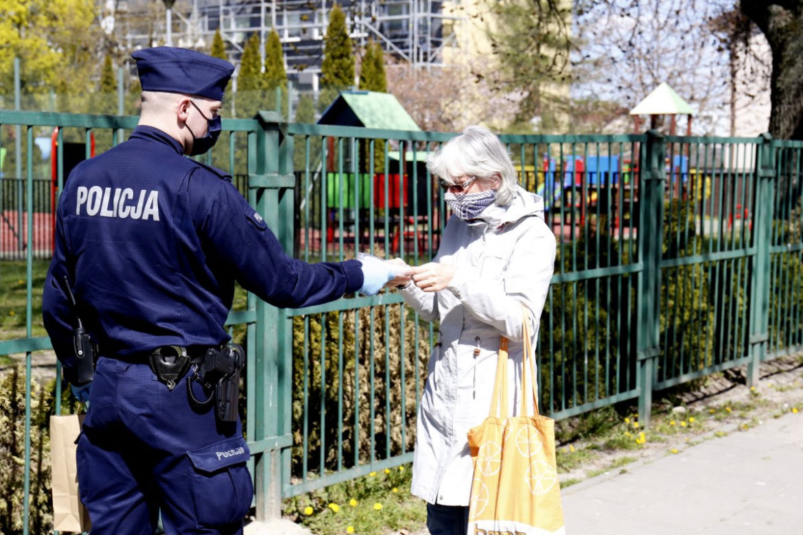 Lublin: Policjanci ROZDAJĄ MASECZKI! Ruszyli pod sklepy i targowiska. „Mamy jeden cel”