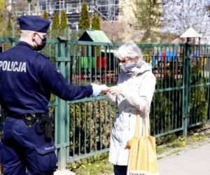 Lublin: Policjanci ROZDAJĄ MASECZKI! Ruszyli pod sklepy i targowiska. „Mamy jeden cel”