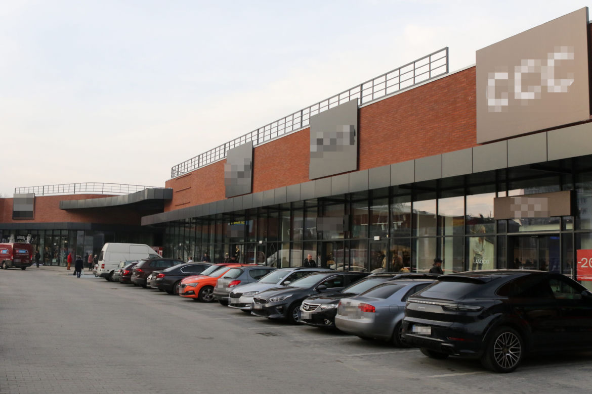 Otwarcie Centrum Handlowego Maxim w Legionowie. Tłum szturmował sklepy, klienci chcieli "wejść z drzwiami"