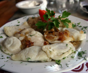 Pyszne, bo polskie! Gdzie zjeść najlepsze pierogi w Warszawie? [ADRESY]