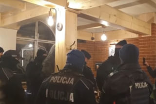 Śląskie: Awantura w otwartej, mimo obostrzeń, restauracji. Pijany klient wycierał KRWAWIĄCĄ RĘKĘ o mundur policjanta