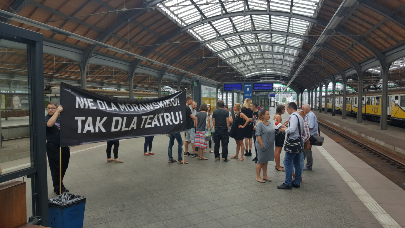 Aktorzy wręczyli Cezaremu Morawskiemu bilet do Warszawy