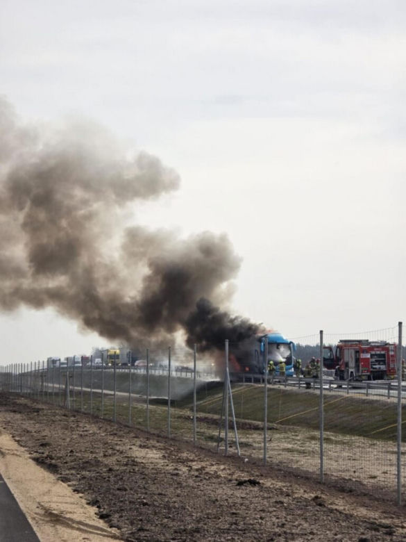 Pożar autokaru z dziećmi na A2