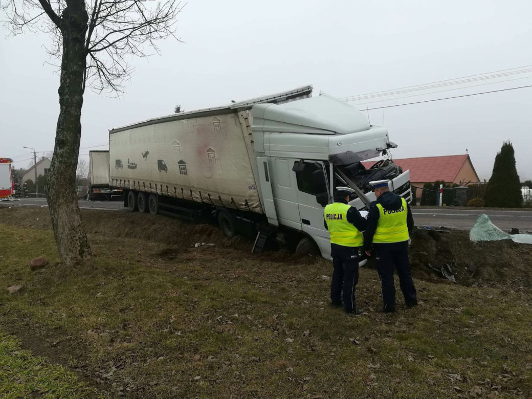Świdry-Dobrzyce. Wypadek na DK 61. Zderzenie dwóch TIR-ów. Jedna osoba ranna