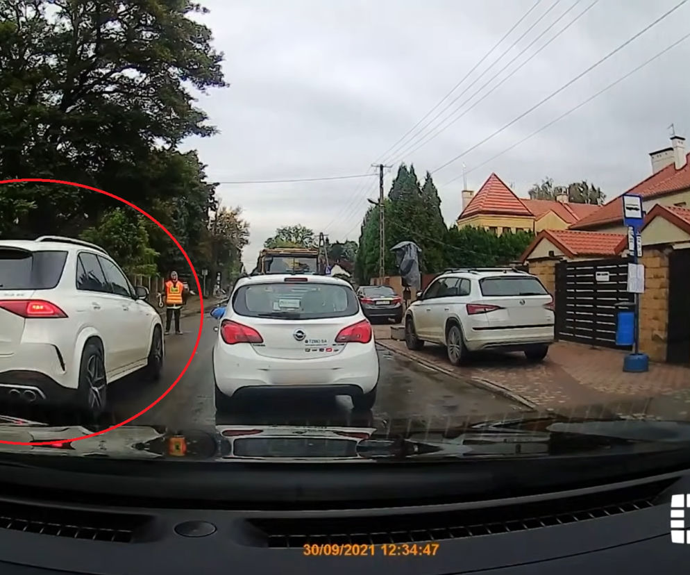 Mocno nierpliwy kierowca z Krakowa. Jechał wprost na inspektora ruchu [WIDEO]