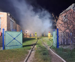 Groźny pożar budynku w Teklimyśli. Tuż przy nim była stodoła ze słomą
