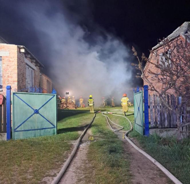 Groźny pożar budynku w Teklimyśli. Tuż przy nim była stodoła ze słomą
