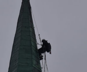 Alpinista na wieży kościoła w Białogardzie