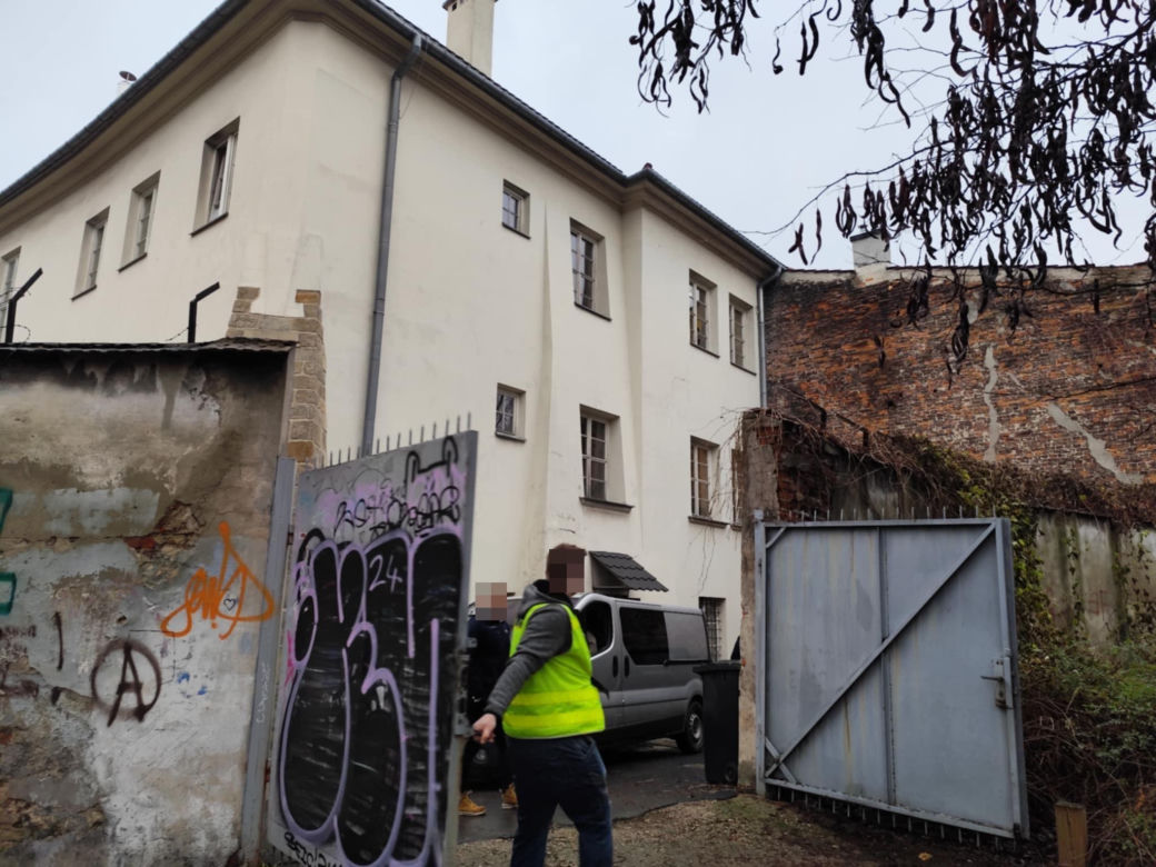 Kraków. Wyrwał policjantom broń i strzelił na komisariacie. Mężczyzna nie żyje, zginęła też jego partnerka