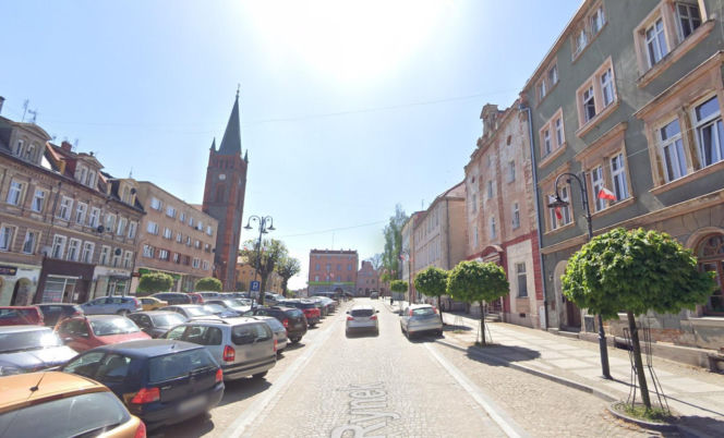 To jedno z najpiękniejszych miast na Dolnym Śląsku. Leży na skale i zachwyca widokami!