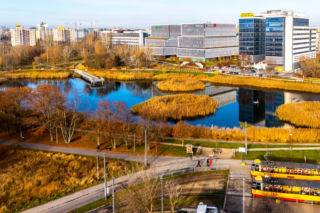 To najpiękniejsza pętla tramwajowa w Warszawie? Kiedyś smród i śmieci, dziś woda, ptaki i zieleń