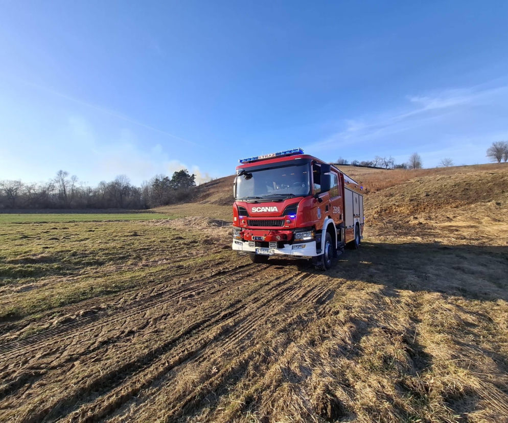 To nie pomaga,  a szkodzi.  Przypominają strażacy. Suche trawy cały czas się palą!