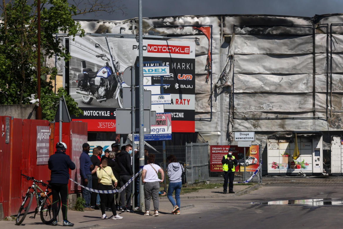 Pożar na Marywilskiej 44. Nieznana osoba z bronią wdarła się na teren centrum 