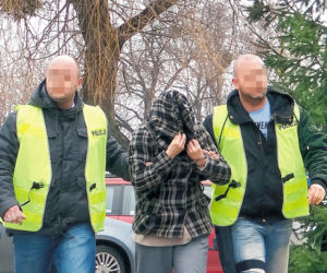 Gdy policja prowadziła morderczynię, tłum krzyczał: Na szubienicę z nią!