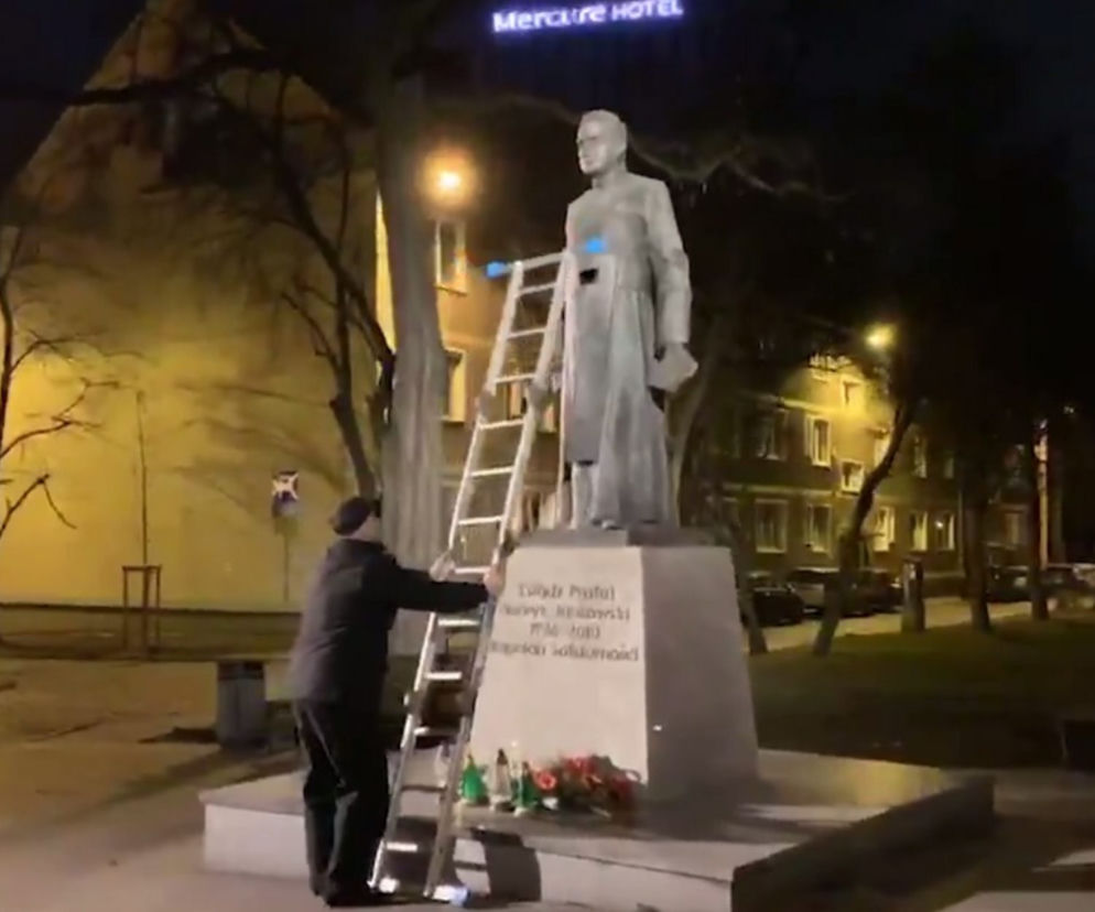 Przewrócony pomnik ks. Henryka Jankowskiego