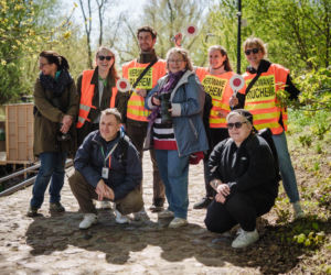 Wolontariusze wspierający pochód ptaków