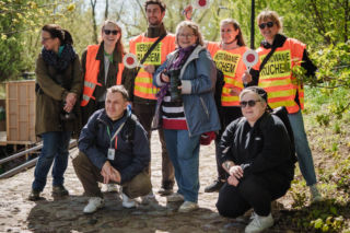 Wolontariusze wspierający pochód ptaków