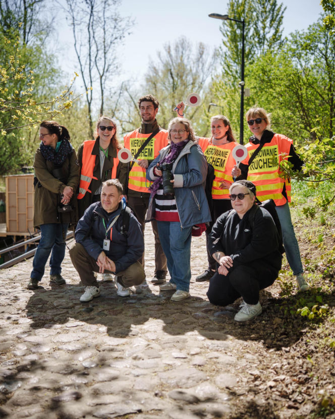 Wolontariusze wspierający pochód ptaków