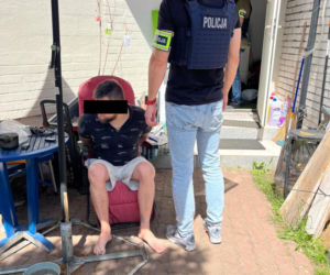 Małżeństwo z Pragi zatrzymane. W mieszkaniu 7 kg narkotyków. Mieli repliki broni i mundury