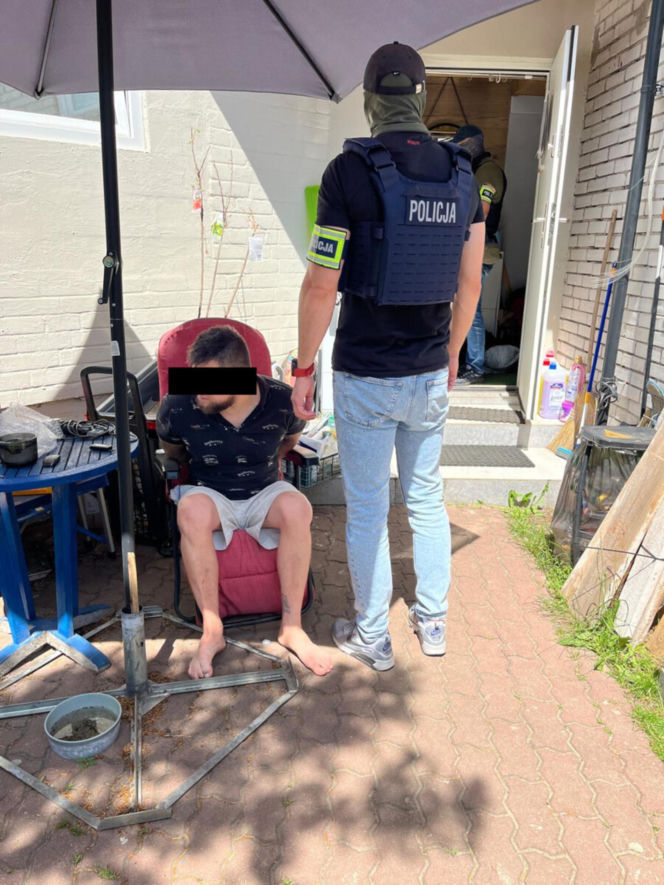 Małżeństwo z Pragi zatrzymane. W mieszkaniu 7 kg narkotyków. Mieli repliki broni i mundury