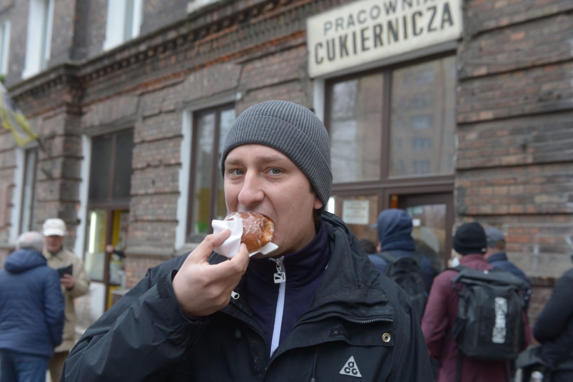 Stali trzy godziny w kolejce po pączki