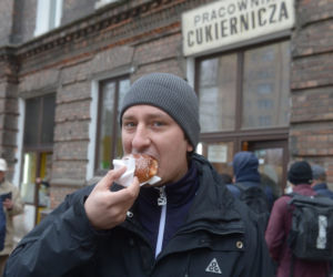 Stali trzy godziny w kolejce po pączki