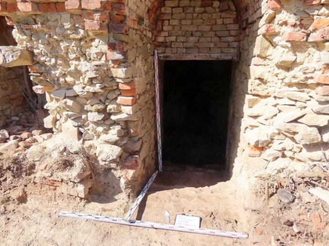 Marmury rąbane na opał i „diabelska” brama. Świętokrzyska ruina, w której bywał papież, odzyska blask