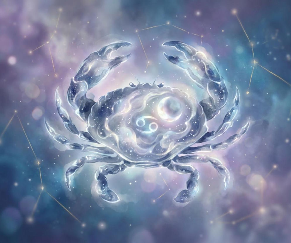 Fantazyjna grafika przedstawiająca znak zodiaku Raka jako eterycznego kraba, mieniącego się w odcieniach błękitu i fioletu, na tle gwiezdnego nieba z konstelacjami. Na jego pancerzu widoczny jest symbol Raka i półksiężyc. Przeczytaj horoskop dzienny dla Raka na naszym portalu.