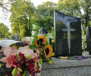 Tarnów. Ostatnie pożegnanie Karoliny Bojarskiej. Grobowiec utonął w kwiatach 