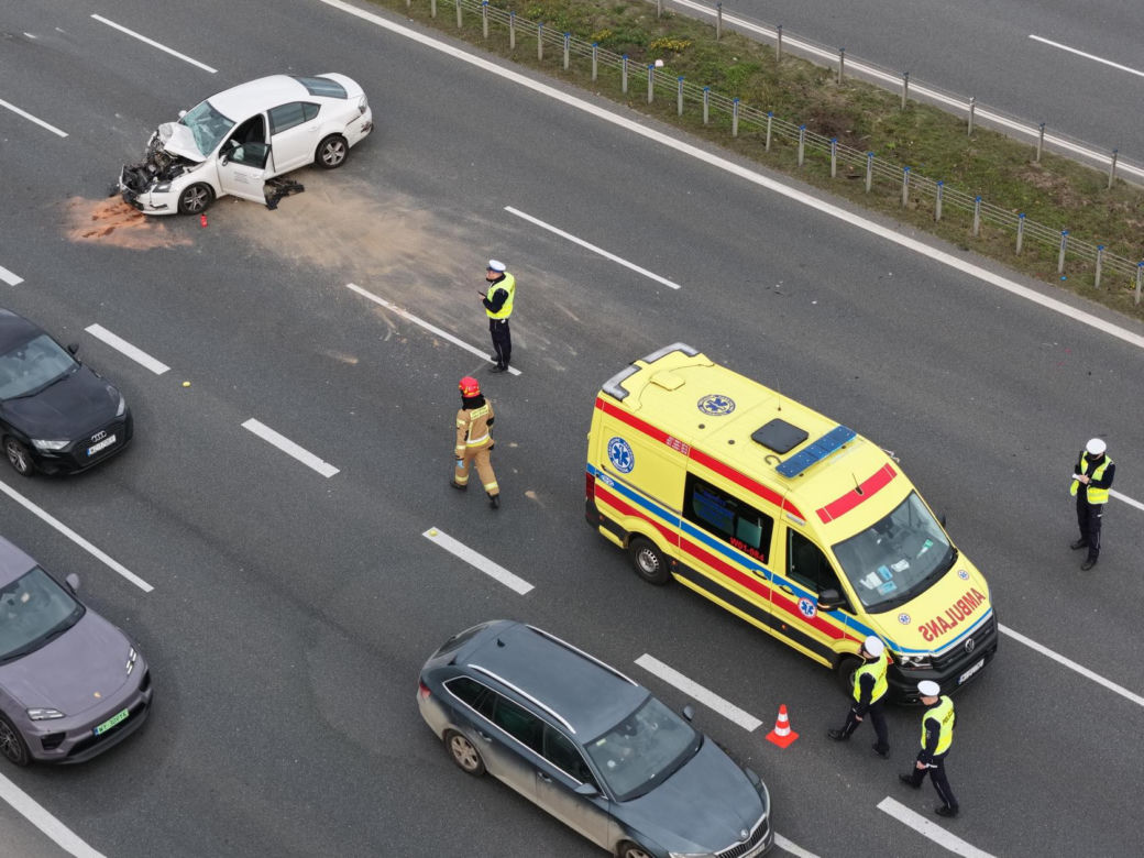 Potężna kraksa na S2. Ranne dwie osoby, w tym żołnierz
