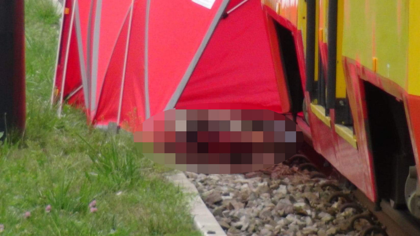 Czterolatek zginął ciągnięty przez tramwaj po torowisku. W miejscu tragedii wciąż płoną znicze 