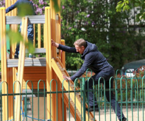 Dziadek Tusk zabrał wnuki na plac zabaw