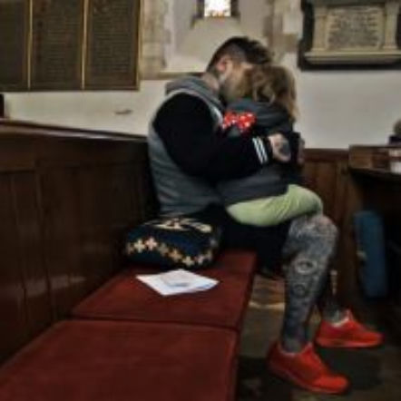 Popek: piosenka dla córki. Zobacz najbardziej wzruszające momenty z wideo + TEKST – informacje, premiery teledysków – ESKA.pl