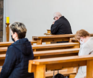 Lech Wałęsa zdjął maseczkę w kościele [ZOBACZ ZDJĘCIA]