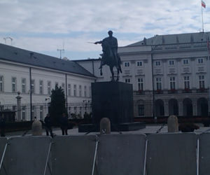 Krzyż zniknął sprzed Pałacu. Gdzie jest krzyż?