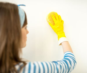 Rozcieńcz 2 łyżki w misce z wodą i umyj ściany. Będą odpychać kurz przez wiele tygodni, a w mieszkaniu rozpyli się cudowny zapach. Mycie ścian z kurzu