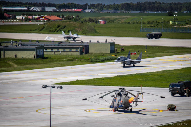 Myśliwce MiG-29 w Gdyni. Piloci rozpoczęli intensywne szkolenie na wybrzeżu