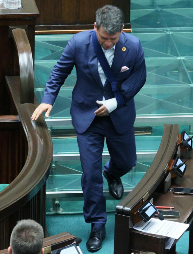 Poseł Paweł Śliz miał wypadek! Z ręką na temblaku pojawił się w Sejmie