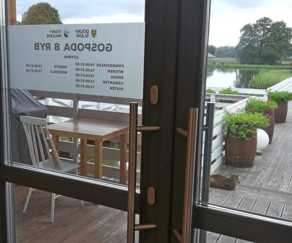 Na gości restauracji i hotelu czekają liczne dozowniki z płynem do dezynfekcji rąk